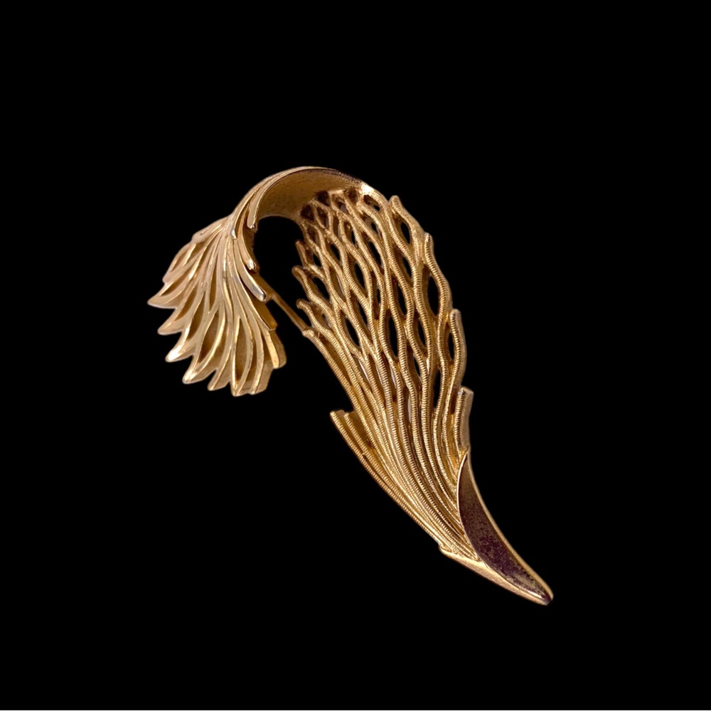 Vintage Trifari Folded Feather/Leaf Brooch Pin